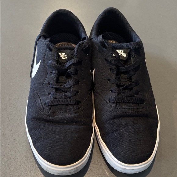 NIKE MENS B/W SNEAKER - Picture 1 of 7